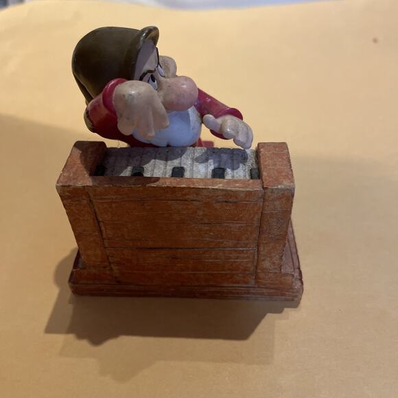 Vintage 65th Anniversary Disney GRUMPY Playing Piano Figurine Enesco 105646 - Picture 6 of 7